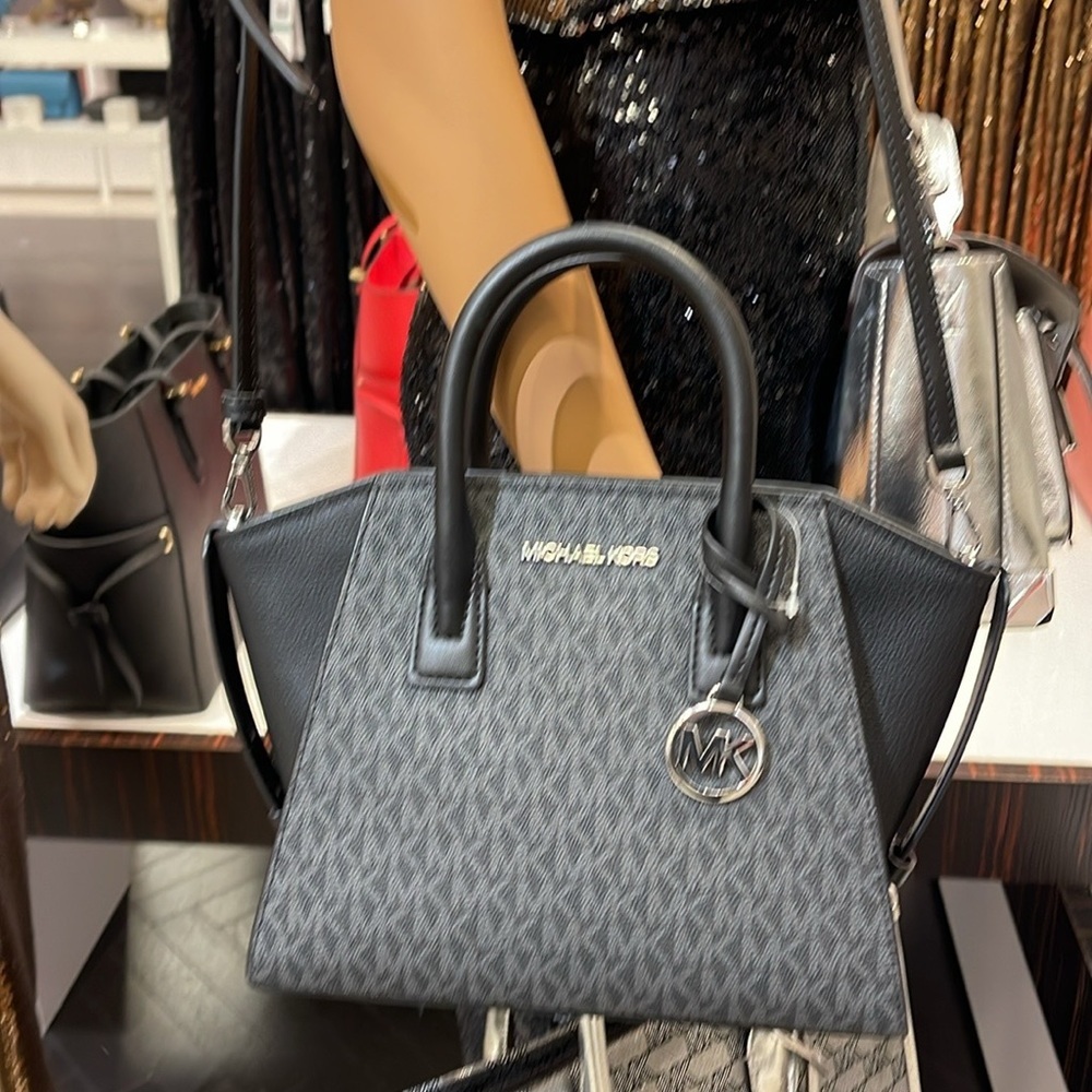 MICHAEL KORS
Avril Small Logo Top-Zip Satchel
COLOR BLACK
NWT